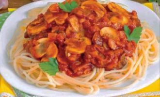 спагетти с грибами в томатном прованском соусе